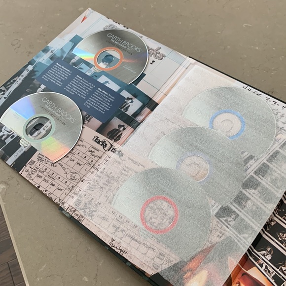 Garth Brooks collectible - Picture 3 of 6